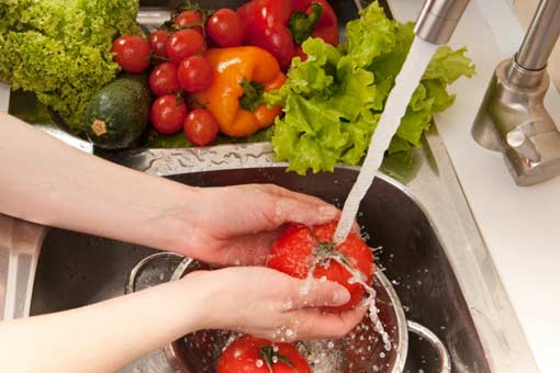 Pourquoi laver ou éplucher les fruits et les légumes ?