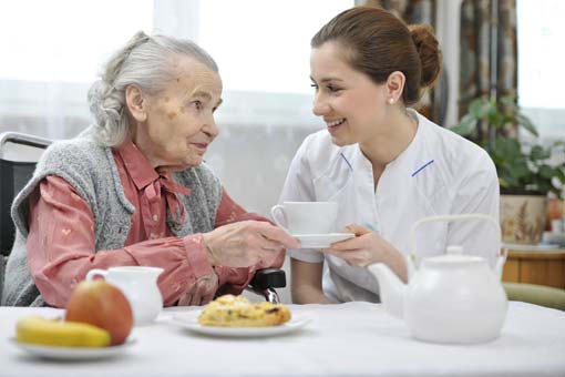 Pourquoi les personnes âgées mangent-elles moins bien ?