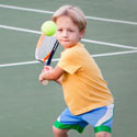 garçon jouant au tennis