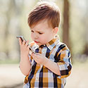 un enfant sur un téléphone portable