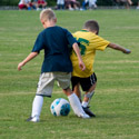 enfants jouant au football