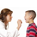 un médecin osculte un enfant