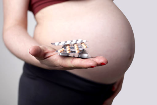 Médicaments chez la femme enceinte : évaluer les risques